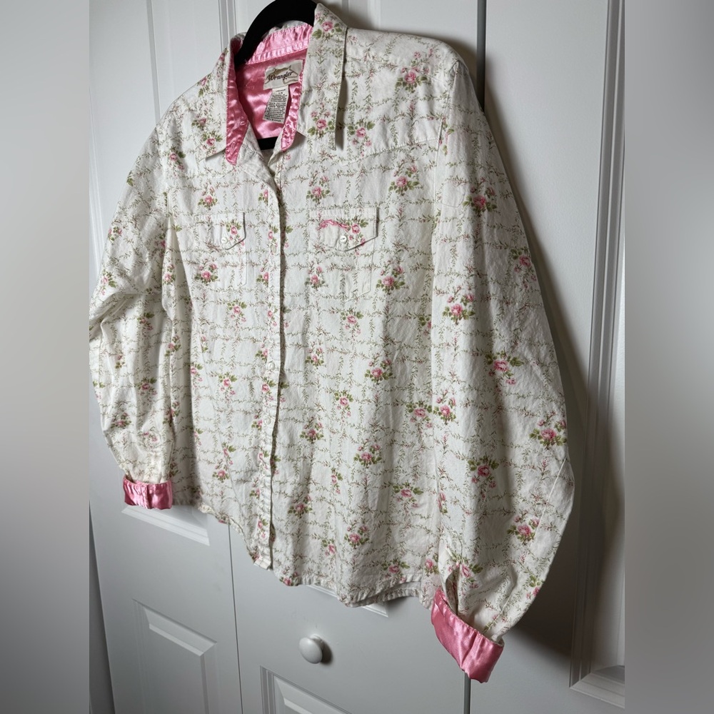 Wrangler women’s floral button down - Picture 2 of 4